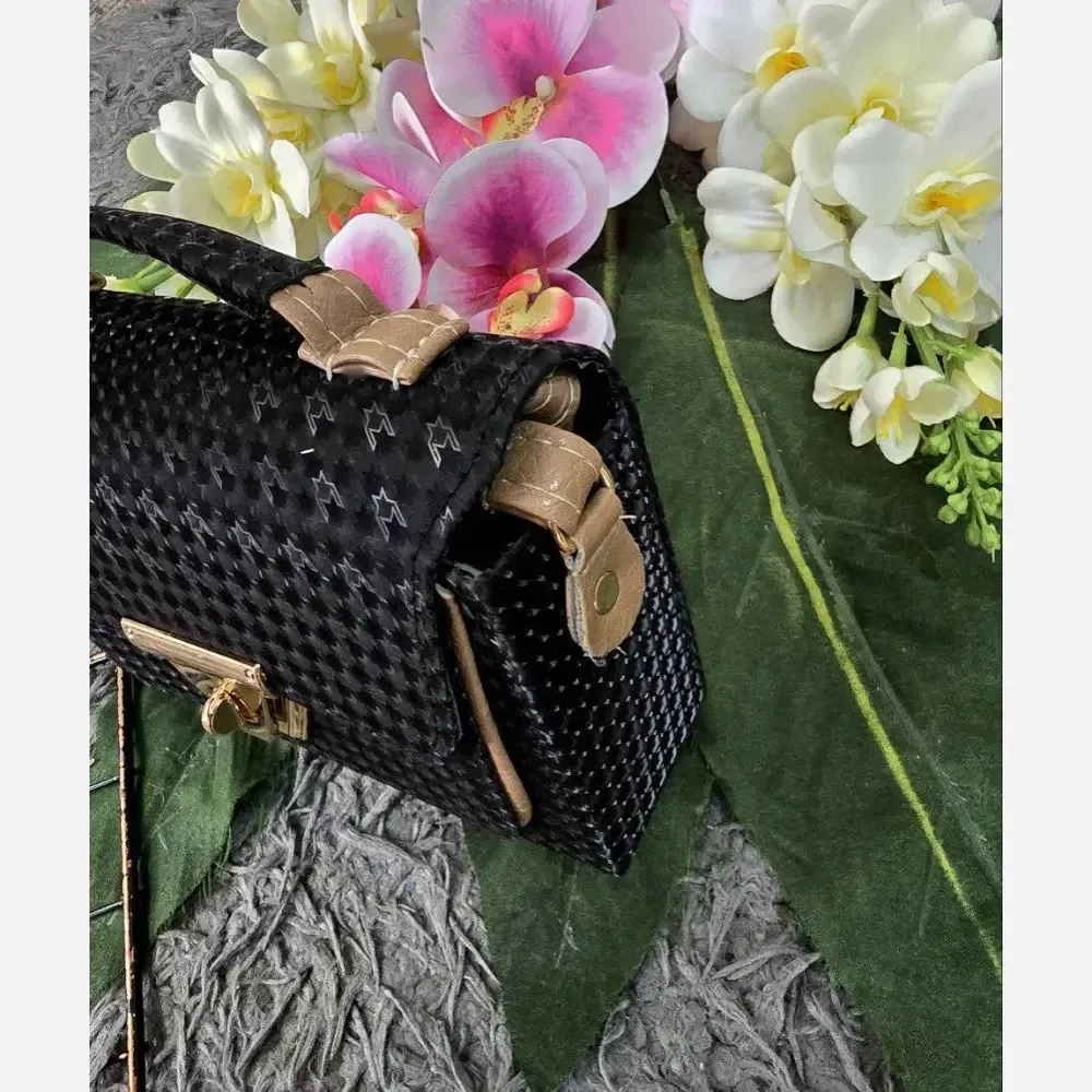 کیف شادگان چرم نانسی کیفیت عالی رنگ مشکی سفید کرم
