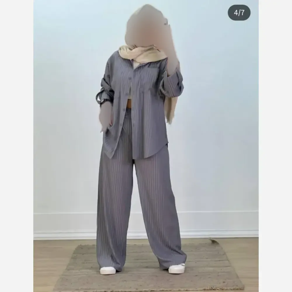 ست شومیز زنانه گلاره جنس ایوا پلاس رنگ طوسی و کرم سایز یک و دو