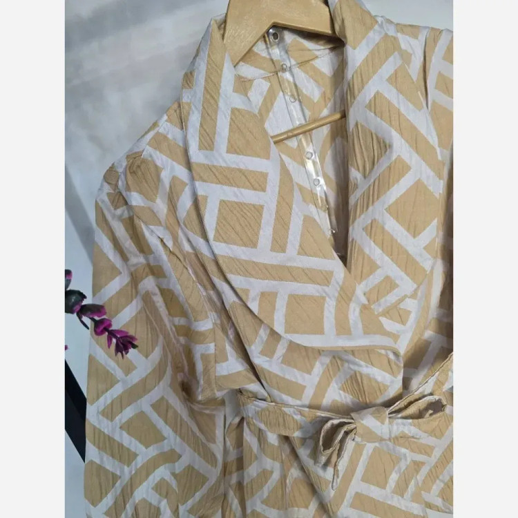 مانتو ژاکارد مجلسی کوتاه فری سایز رنگ مشکی کرم نسکافه ای