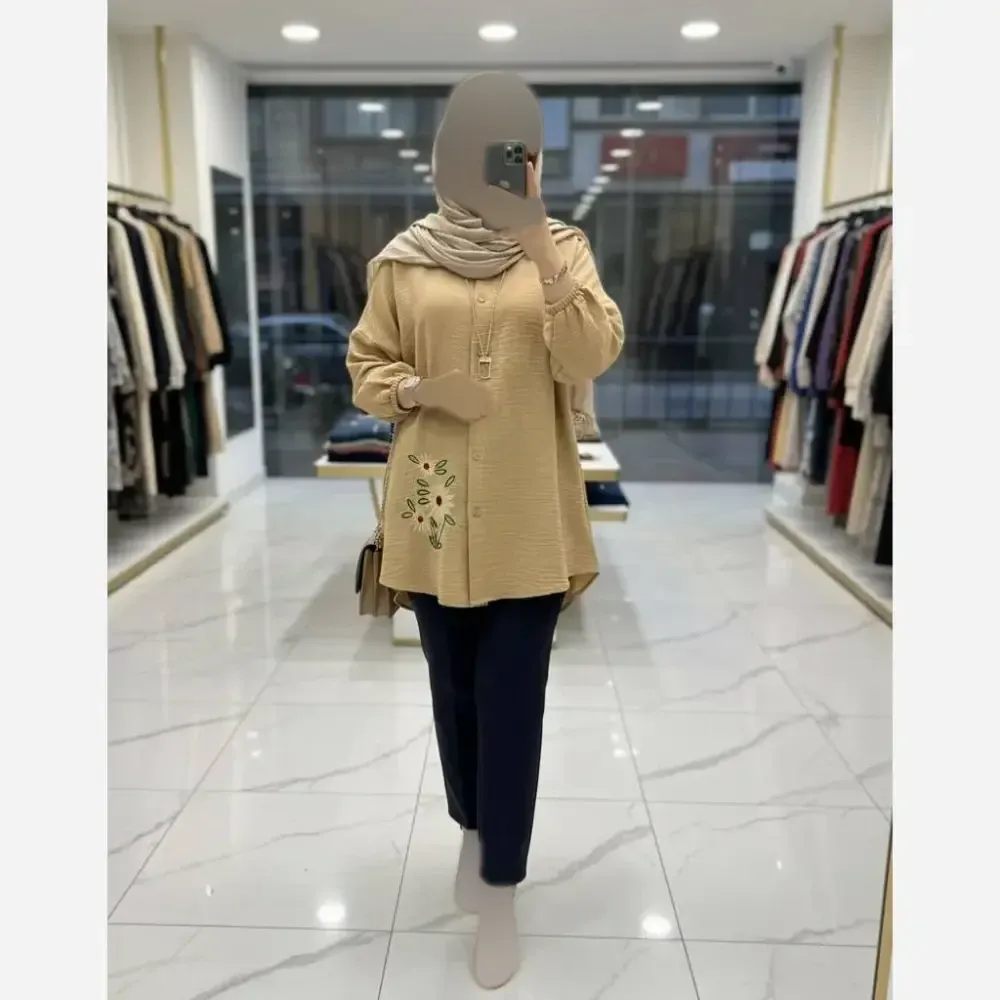 شومیز مانتویی گلدوزی شده طرح سه گل بابونه جنس شانتون