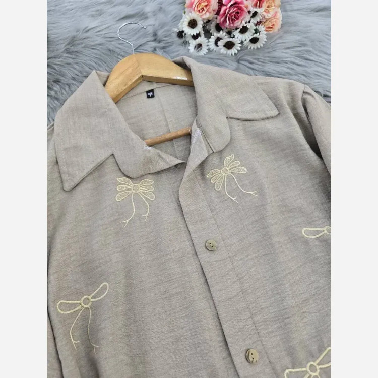 شومیز مانتویی ارغوان گلدوزی شده جنس شانتون