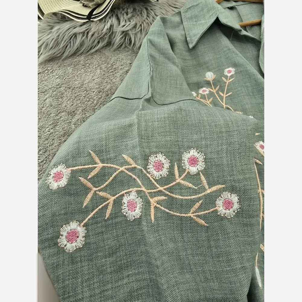 شومیز مانتویی آرتینا گلدوزی شده جنس شانتون در رنگ بندی کرم نسکافه ای سبز سرمه ای قهوه ای سایز یک و دو