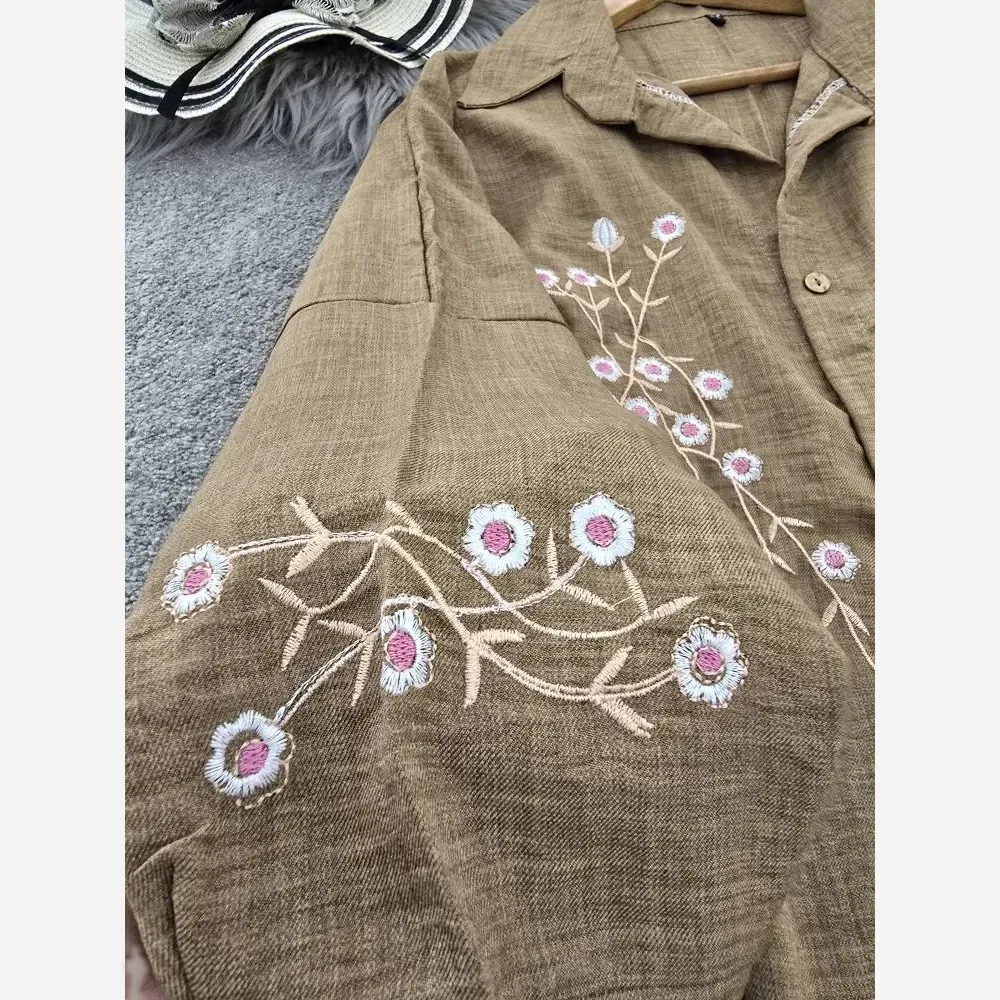شومیز مانتویی آرتینا گلدوزی شده جنس شانتون در رنگ بندی کرم نسکافه ای سبز سرمه ای قهوه ای سایز یک و دو