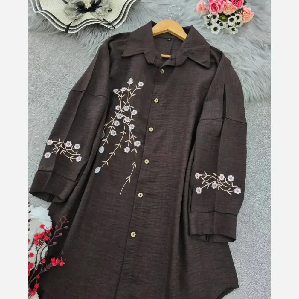 شومیز مانتویی آرتینا گلدوزی شده جنس شانتون در رنگ بندی کرم نسکافه ای سبز سرمه ای قهوه ای سایز یک و دو