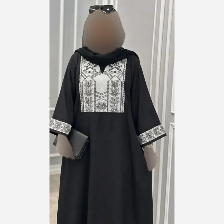 عبا زنانه داکرون خرجکار سوزن دوزی مدل آلکا رنگ مشکی خرجکار سفید فری سایز