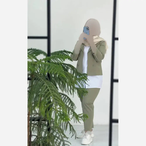 ست سه تکه کت شلوار و شومیز لنین و داکرون رنگ کرم سایز بندی