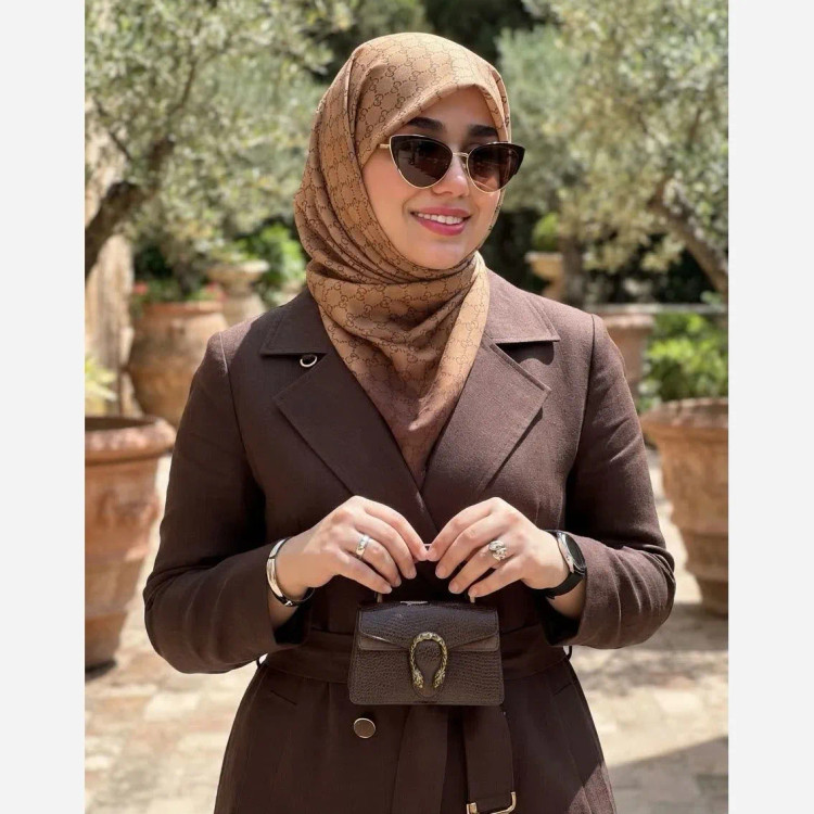 روسری نخ کاستوم طرح گوچی حاشیه قهوه ای زمینه نسکافه ای سایز بزرگ