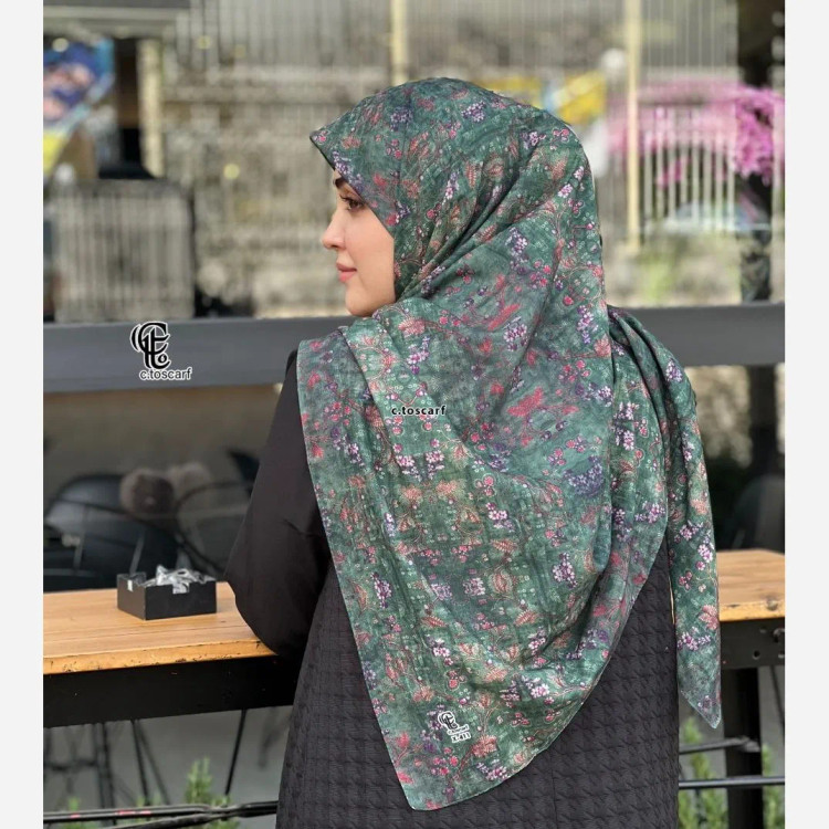 روسری نخ طرح گلشن قواره 140 زمینه سبز آبرنگی گل ریز