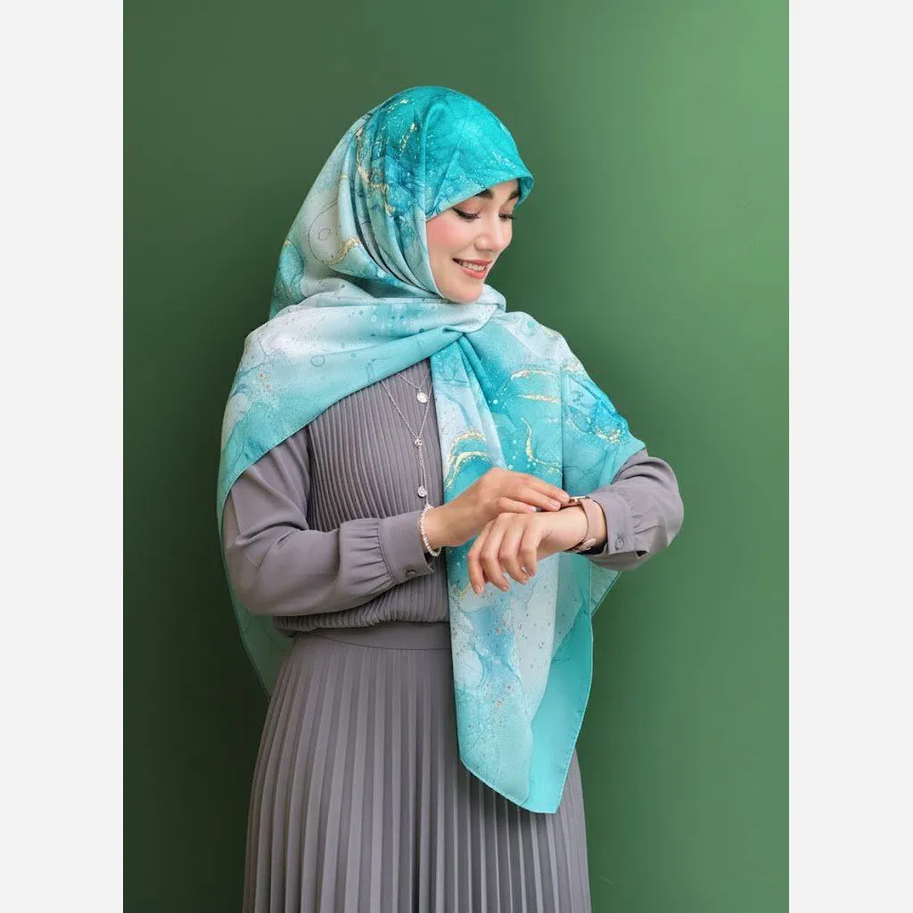 روسری نخی کاستوم طرح رزیتا قواره بزرگ سایز 140 فیروزه ای لیز نیست