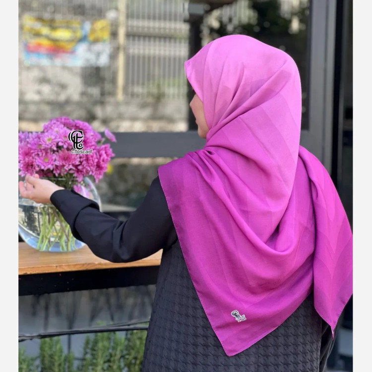 روسری نخ کاستوم طرح طیفی پله ای سایز 140 چرخ دوز